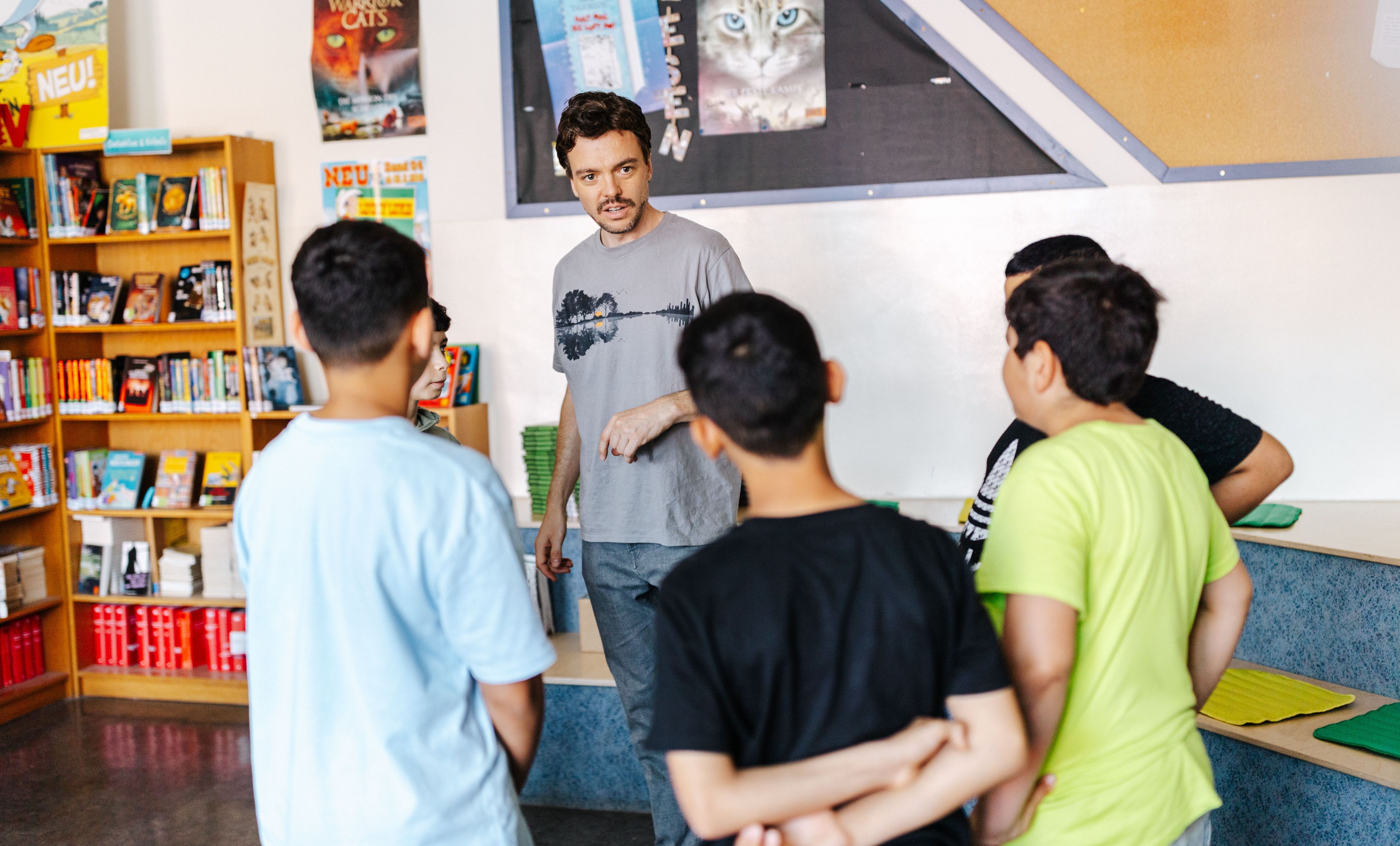 Geschäftsführer Mag. Dominik Knes beim 'Perspektivenwechsel' in einer Grazer Schule
