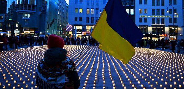 'Lichtermeer aus Solidarität mit der Ukraine' der Caritas am Wiener Stephansplatz, 20. Februar 2025