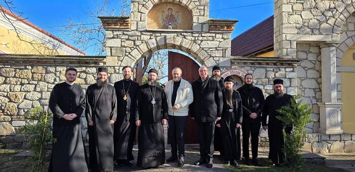 Landeshauptmann Doskozil, Bischof Zsifkovics und Metropolit Arsenios beim Eingang des Klosters Maria Schutz / Metropolis von Austria Landeshauptmann Doskozil, Bischof Zsifkovics und Metropolit Arsenios beim Eingang des Klosters Maria Schutz