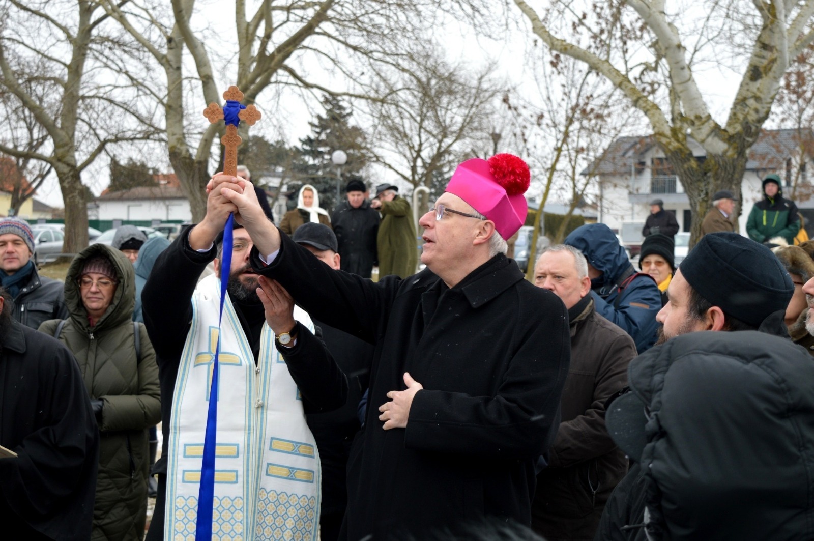 Bischof Zsifkovics bei orthodoxer Wasserweihe am Zicksee