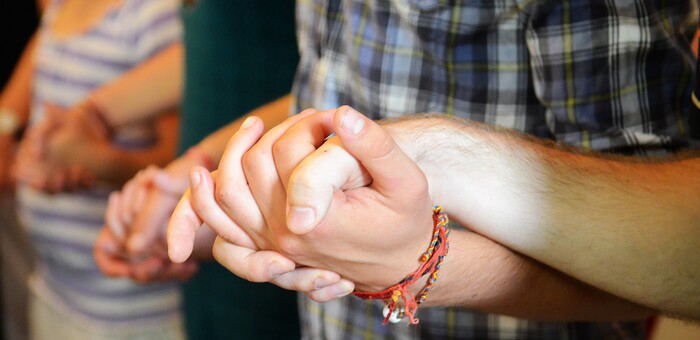 Händehalten beim 'Vaterunser'-Gebet / kathbild.at/Rupprecht Händehalten beim 'Vaterunser'-Gebet