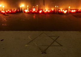 Davidstern. Kerzen beim Mahnmahl am Judenplatz. Mechaye Hametim - Gedenken an die antij