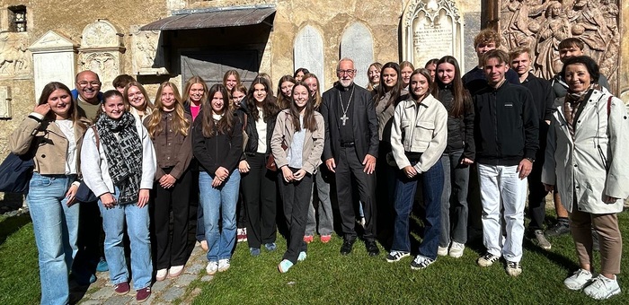 Maturawallfahrt mit Bischof Marketz nach Maria Saal / Katholische Kirche Kärnten / Unterguggenberger Mehr als 600 Schülerinnen und Schüler der Maturaklassen der AHS und BHS nahmen an der ökumenischen Maturawallfahrt am 3. Oktober 2025 nach Maria Saal teil