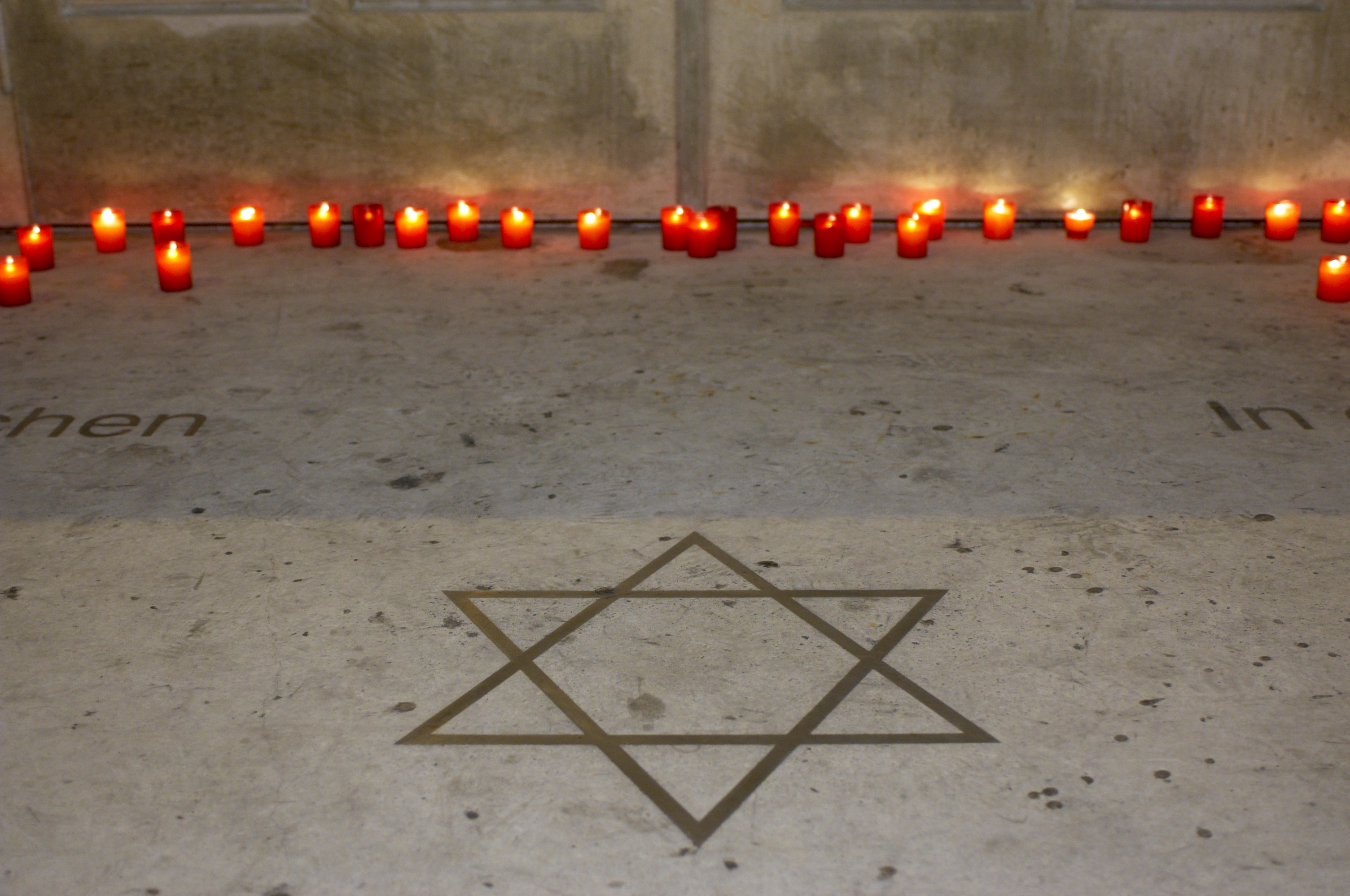 Mechaye Hametim; Kerzen beim Mahnmal f. d. Holocaust / Shoa.     Wien, 9.11.2005         