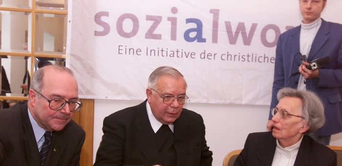 V. li.: Alois Riedlsperger SJ, Maximilian Aichern, Christine Gleixner FvB (Vors. des ?kumen. Rates d. Kirchen ?sterr.). Pressekonferenz zur Vorstellung des Sozialwortes der Kirchen ?sterreichs, Phase 2. Wien, 12.9.2001? Franz Josef Rupprecht, A-7123