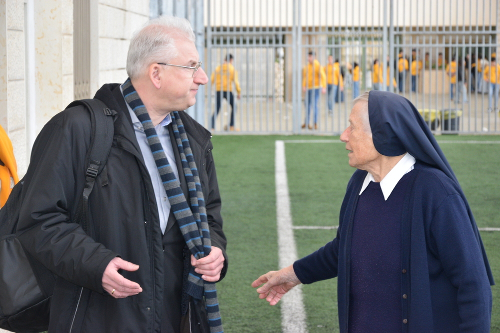 Salvatorian Sisters School in Nazareth: Landessuperintendent Thomas Hennefeld mit Sr. Klara